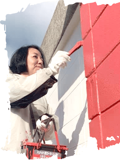 壁を塗る女性スタッフ